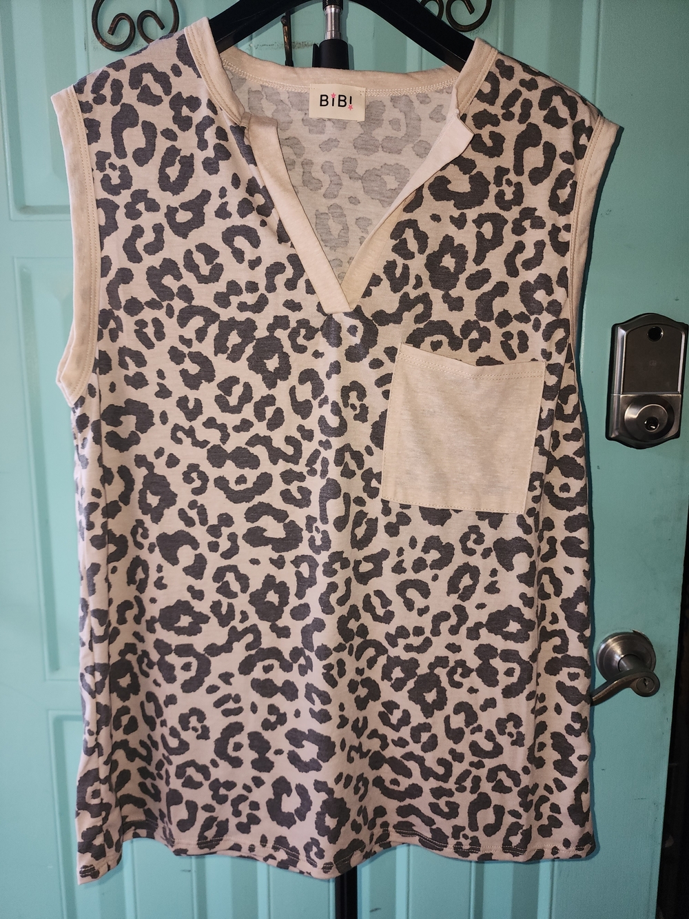 BIBI Sleeveless V-Neck Leopard Print Pocket Tank - Ivory/Gray